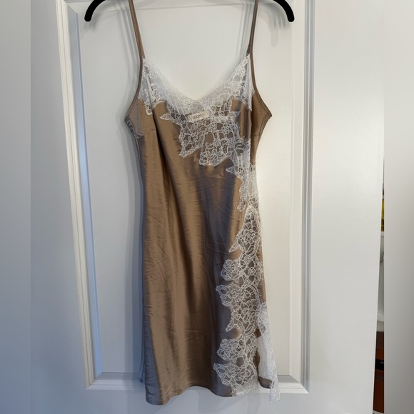 ANTALYA SILK DRESS (XS)
Sold to you by SILQUE
Fulfilled by SILQUE in Australia - Picture 6 of 9